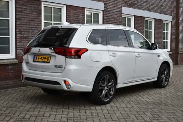 Mitsubishi Outlander (2016) thumbnail 3