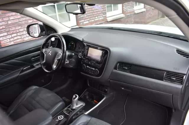 Mitsubishi Outlander (2016) thumbnail 4
