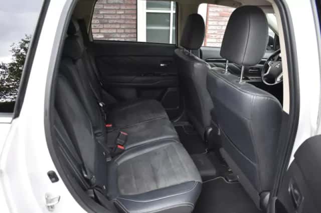 Mitsubishi Outlander (2016) thumbnail 5