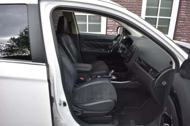 Mitsubishi Outlander (2016) thumbnail 6