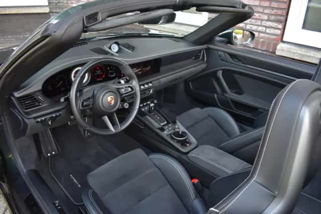 Porsche 911 (2024) thumbnail 2