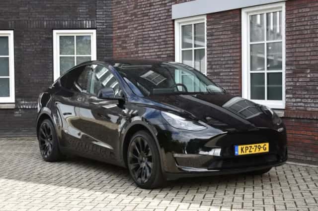 Tesla Model Y (2022) thumbnail 1
