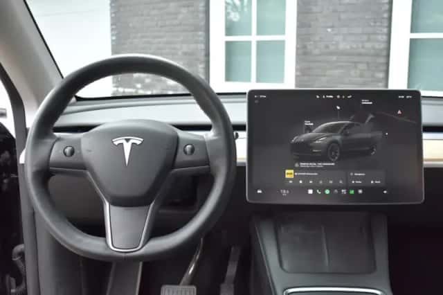 Tesla Model Y (2022) thumbnail 2