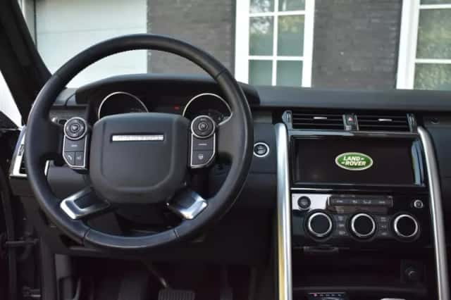 Land Rover Discovery (2017) thumbnail 2