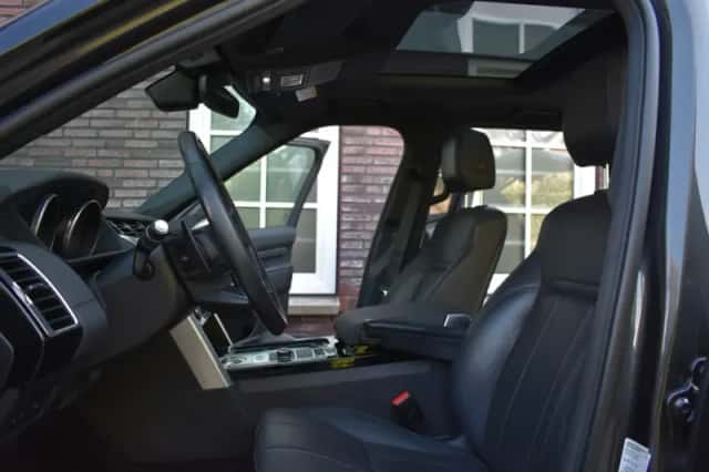 Land Rover Discovery (2017) thumbnail 3
