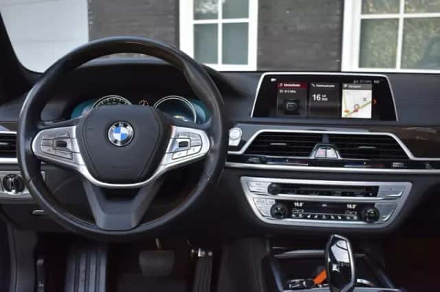 BMW 7-Serie (2017) thumbnail 2