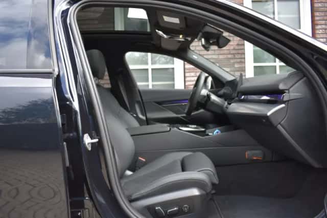 BMW i5 (2026) thumbnail 3