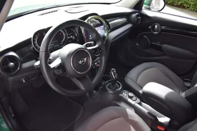 MINI Cooper (2023) thumbnail 2