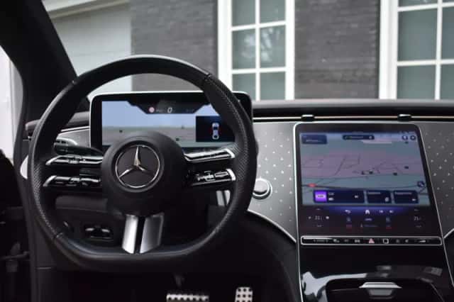 Mercedes-Benz EQE (2022) thumbnail 2