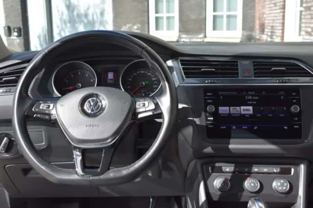 Volkswagen Tiguan (2021) thumbnail 2