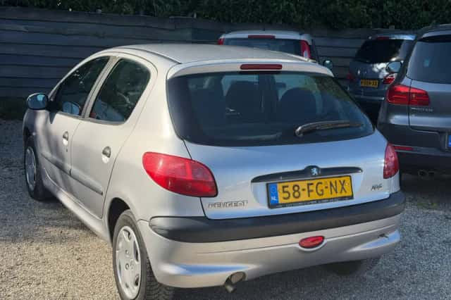 Peugeot 206 (2000) thumbnail 3
