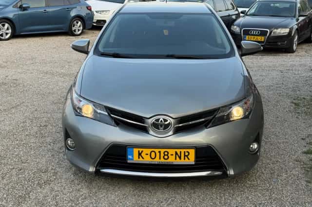 Toyota Auris (2013) thumbnail 2