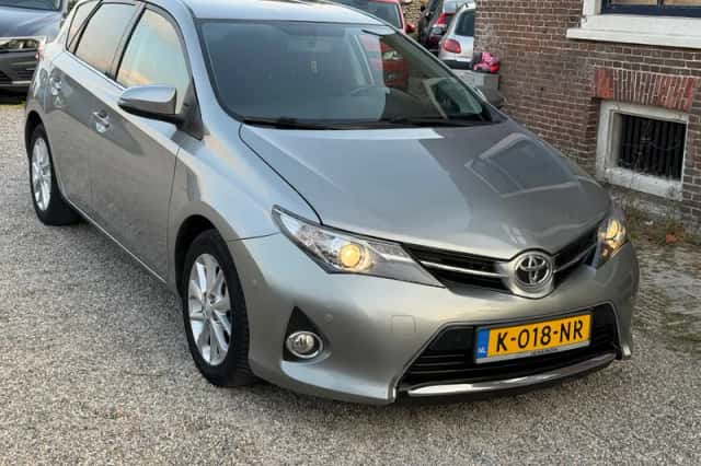 Toyota Auris (2013) thumbnail 3