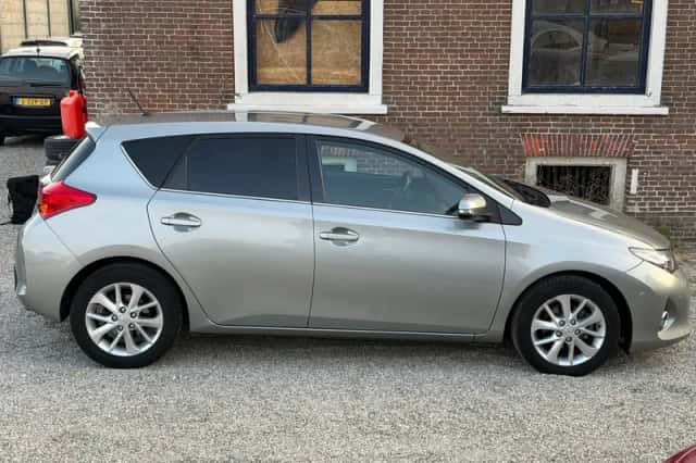 Toyota Auris (2013) thumbnail 4