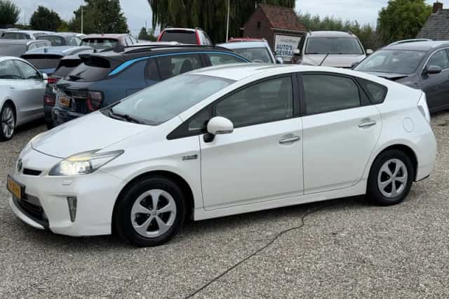Toyota Prius (2012) thumbnail 2