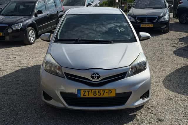 Toyota Yaris (2012) thumbnail 2