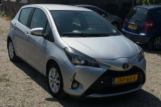 Toyota Yaris (2018) thumbnail 3