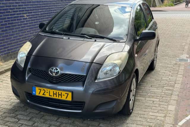 Toyota Yaris (2010) thumbnail 2