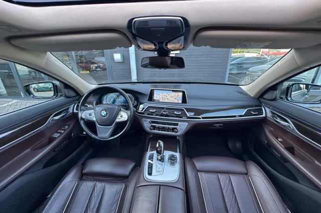 BMW 7-Serie (2018) thumbnail 2