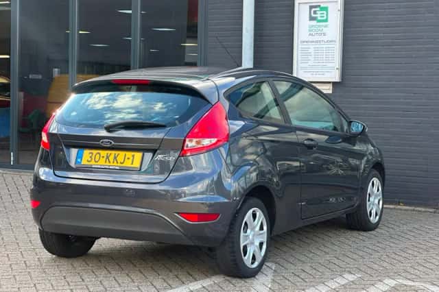 Ford Fiesta (2010) thumbnail 2
