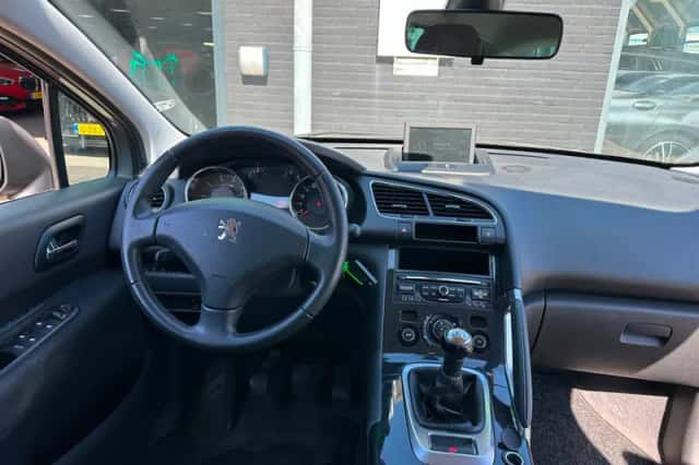 Peugeot 3008 (2013) thumbnail 2