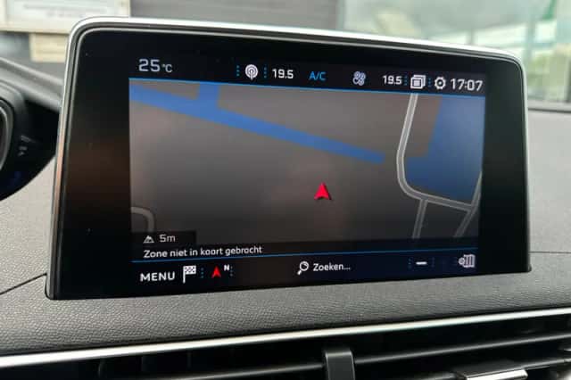 Peugeot 3008 (2019) thumbnail 4