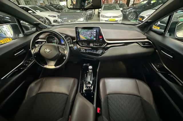 Toyota C-HR (2018) thumbnail 2
