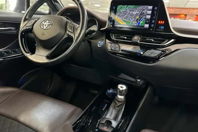 Toyota C-HR (2018) thumbnail 4