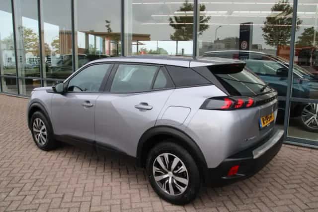 Peugeot e-2008 (2022) thumbnail 3