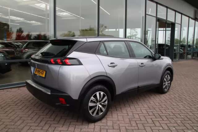 Peugeot e-2008 (2022) thumbnail 4