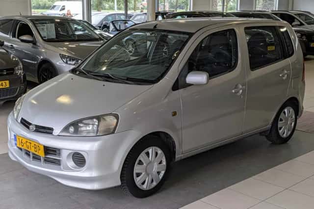 Daihatsu YRV (2001) thumbnail 2
