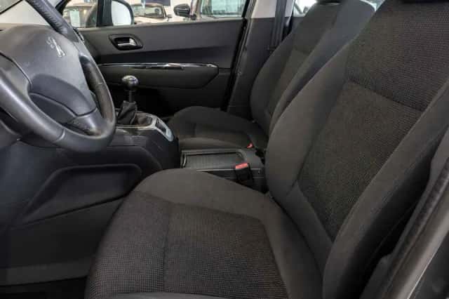 Peugeot 5008 (2013) thumbnail 6