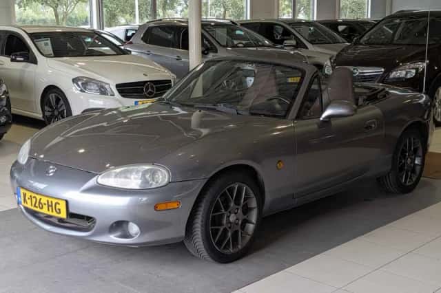 Mazda MX-5 (2002) thumbnail 2