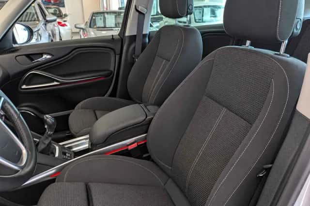 Opel Zafira (2012) thumbnail 6