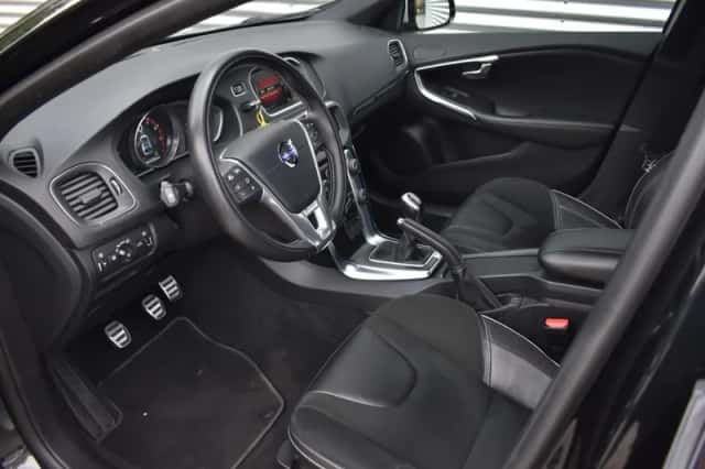 Volvo V40 (2015) thumbnail 2