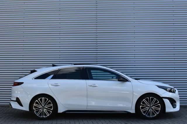 Kia ProCeed (2022) thumbnail 3