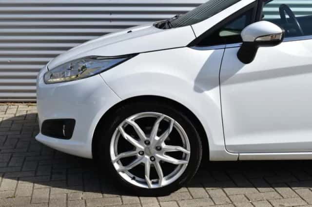 Ford Fiesta (2013) thumbnail 3