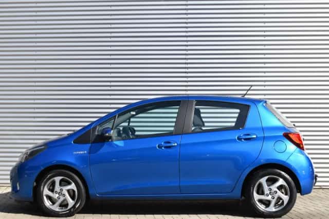Toyota Yaris (2015) thumbnail 2