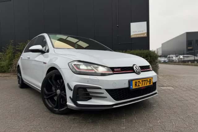 Volkswagen Golf (2018) thumbnail 2
