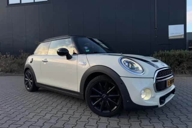 MINI Cooper S (2016) thumbnail 2