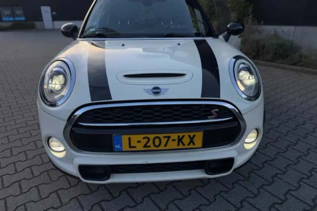MINI Cooper S (2016) thumbnail 4