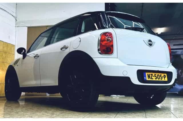 MINI Countryman (2010) thumbnail 3