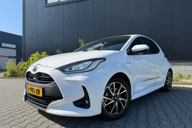 Toyota Yaris (2021) thumbnail 2