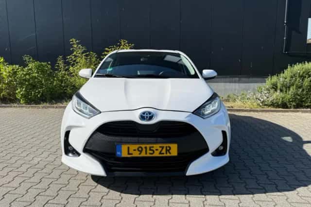 Toyota Yaris (2021) thumbnail 3