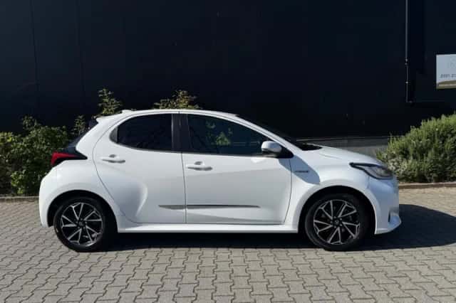 Toyota Yaris (2021) thumbnail 4