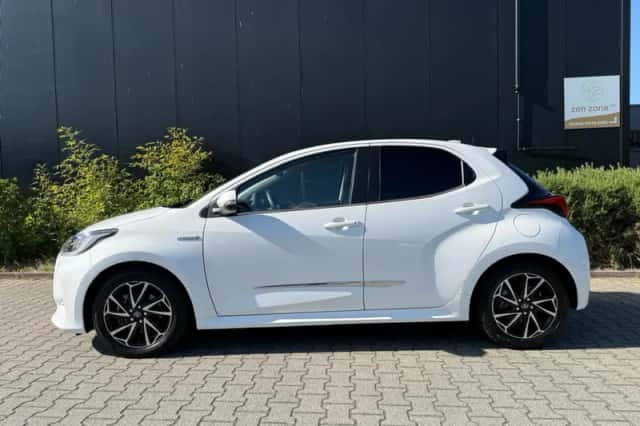 Toyota Yaris (2021) thumbnail 5