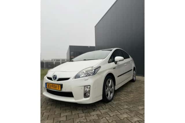 Toyota Prius (2011) thumbnail 2