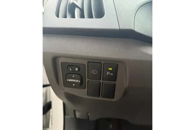 Toyota Prius (2011) thumbnail 6