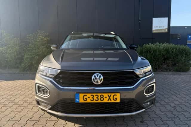 Volkswagen T-Roc (2019) thumbnail 3