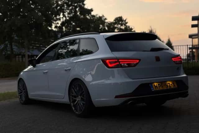 SEAT Leon (2015) thumbnail 4
